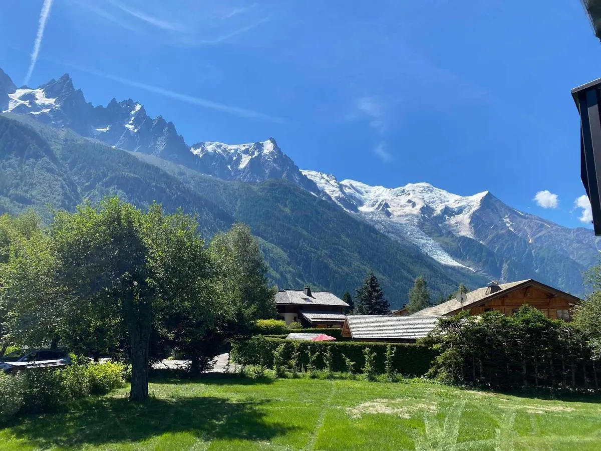 Demi-Chalet Cosy A Chamonix Avec Jardin, Parking Et Wi-Fi - Fr-1-343-227 0*,  France