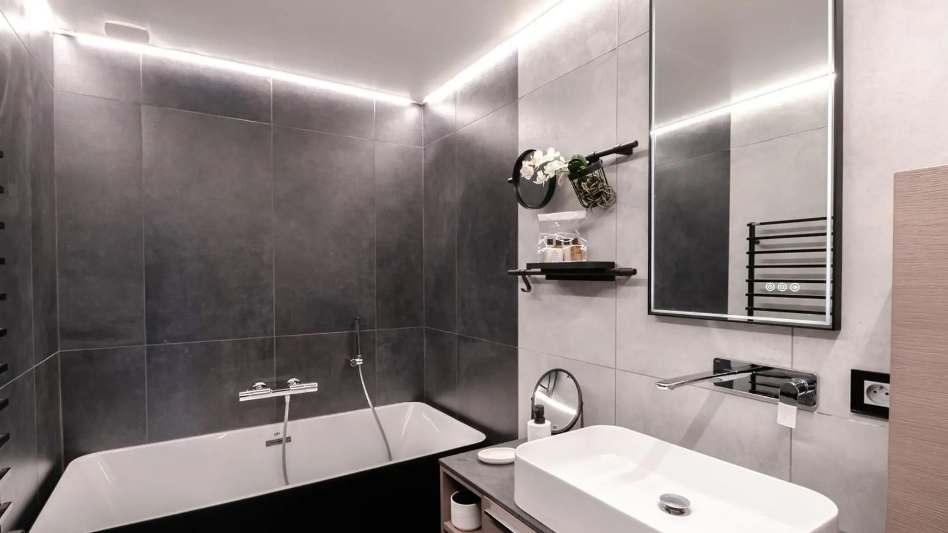 Demi-Chalet Cosy A Chamonix Avec Jardin, Parking Et Wi-Fi - Fr-1-343-227 0*,